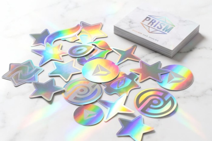 Guide des autocollants holographiques personnalisés montrant des effets de diffraction arc-en-ciel sur film de polyester métallisé