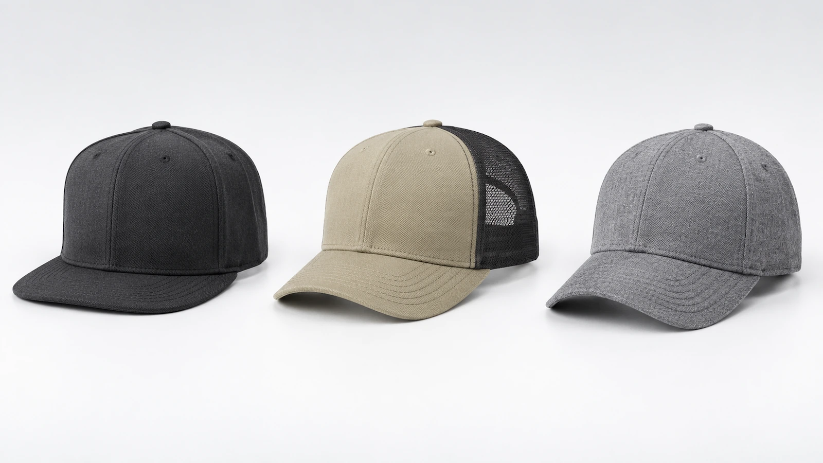 Trois casquettes unies côte à côte : une casquette ajustée à calotte haute et visière plate, une casquette trucker à arrière en filet et profil intermédiaire, et une casquette structurée à 6 panneaux sans aucune marque