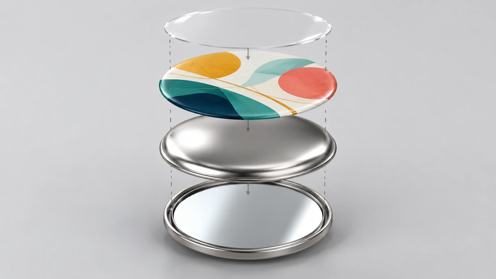 Vue éclatée d'un miroir badge personnalisé montrant la coque métallique, le disque de visuel imprimé, le film de protection transparent et la plaque arrière miroir séparés le long d'un axe vertical