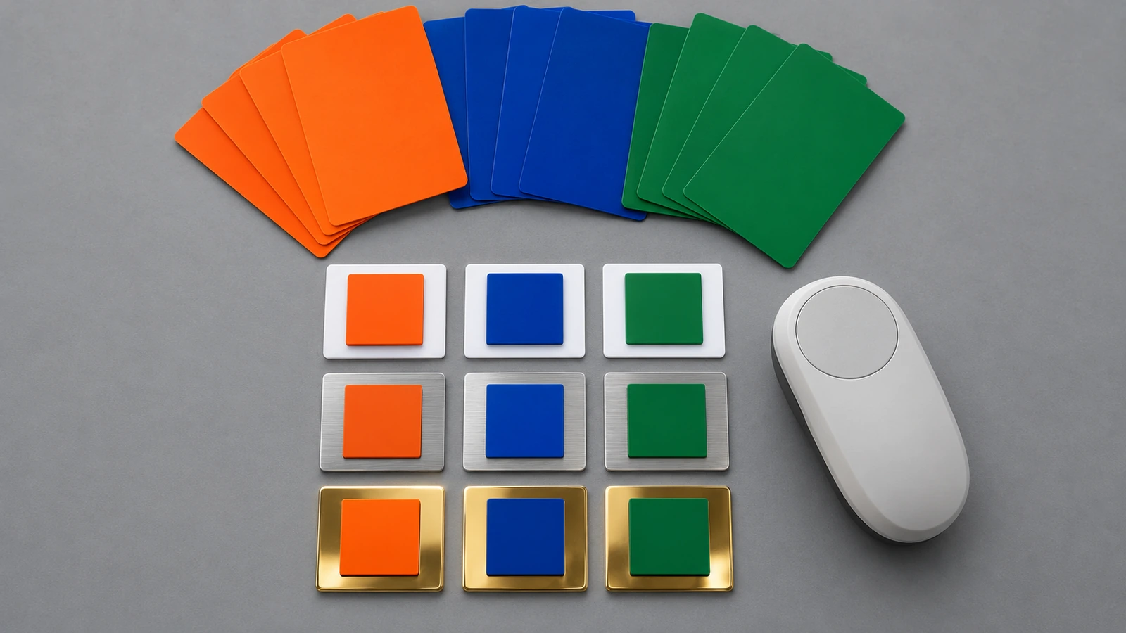 Nuanciers de couleurs de marque comparés à des aimants imprimés sur supports blanc, argent et or sous un éclairage neutre