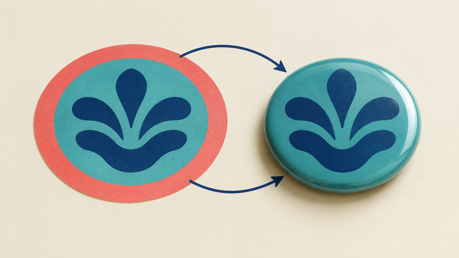 Un cercle de papier imprimé à plat à côté d'un badge à épingle bombé terminé, avec des flèches courbes montrant comment la couronne extérieure de l'impression se replie autour du bord de la coque métallique