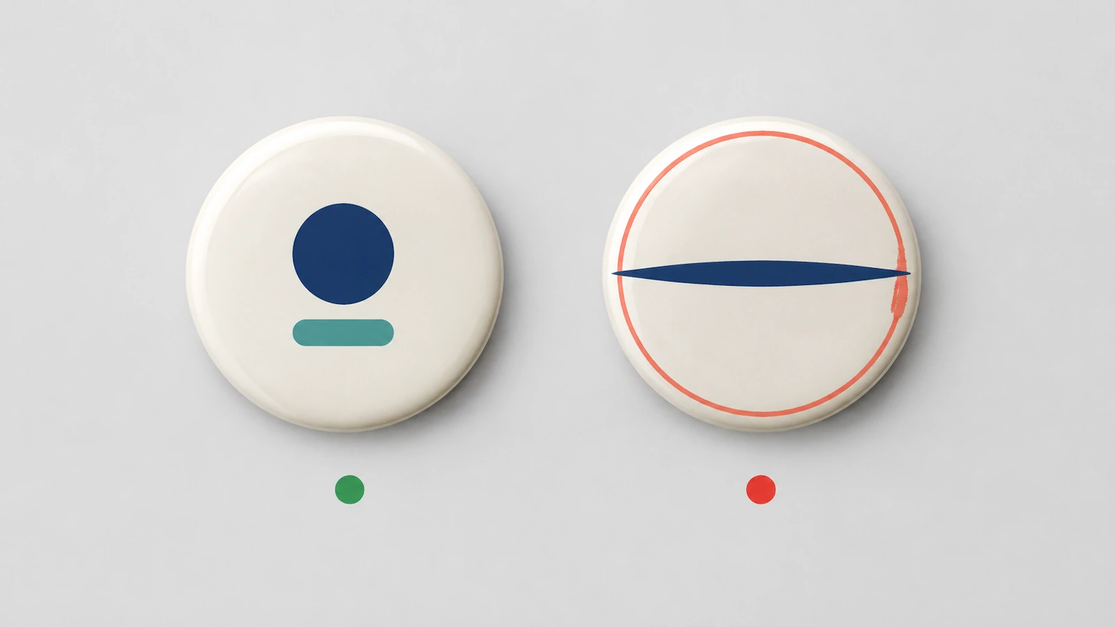 Comparaison de deux badges ronds : à gauche, un emblème compact empilé, centré avec une marge généreuse et un point vert en dessous ; à droite, une forme large et horizontale et un fin anneau de bord débordent dans la courbe, avec un point rouge en dessous