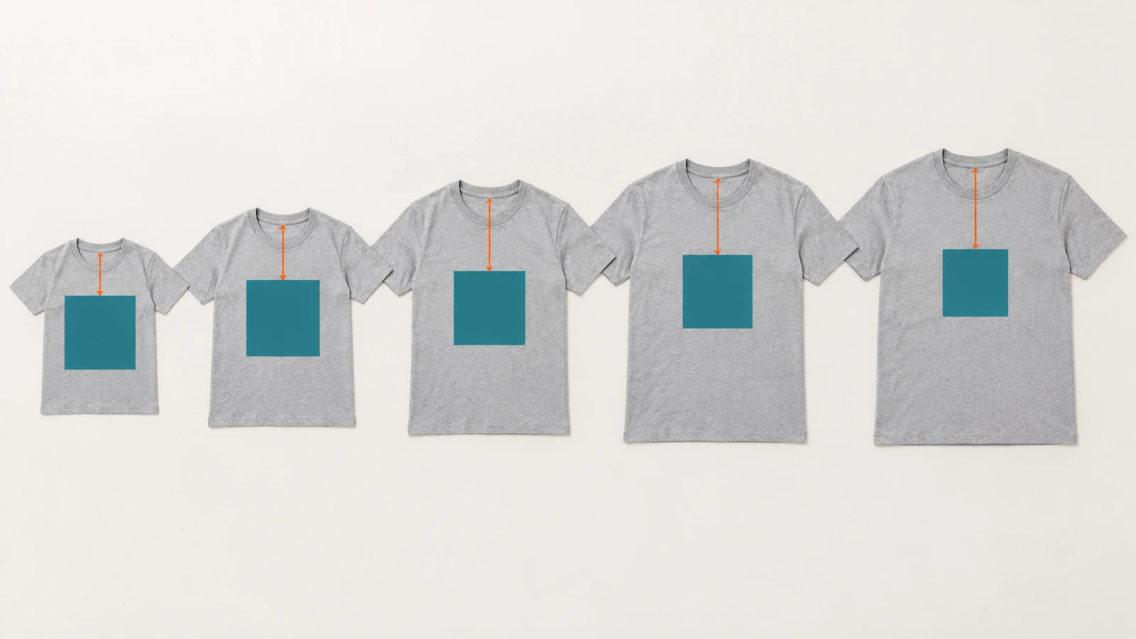 Rangée de t-shirts pliés, du plus petit au plus grand, avec un bloc d'impression de même dimension et des flèches mesurant la distance depuis la couture du col