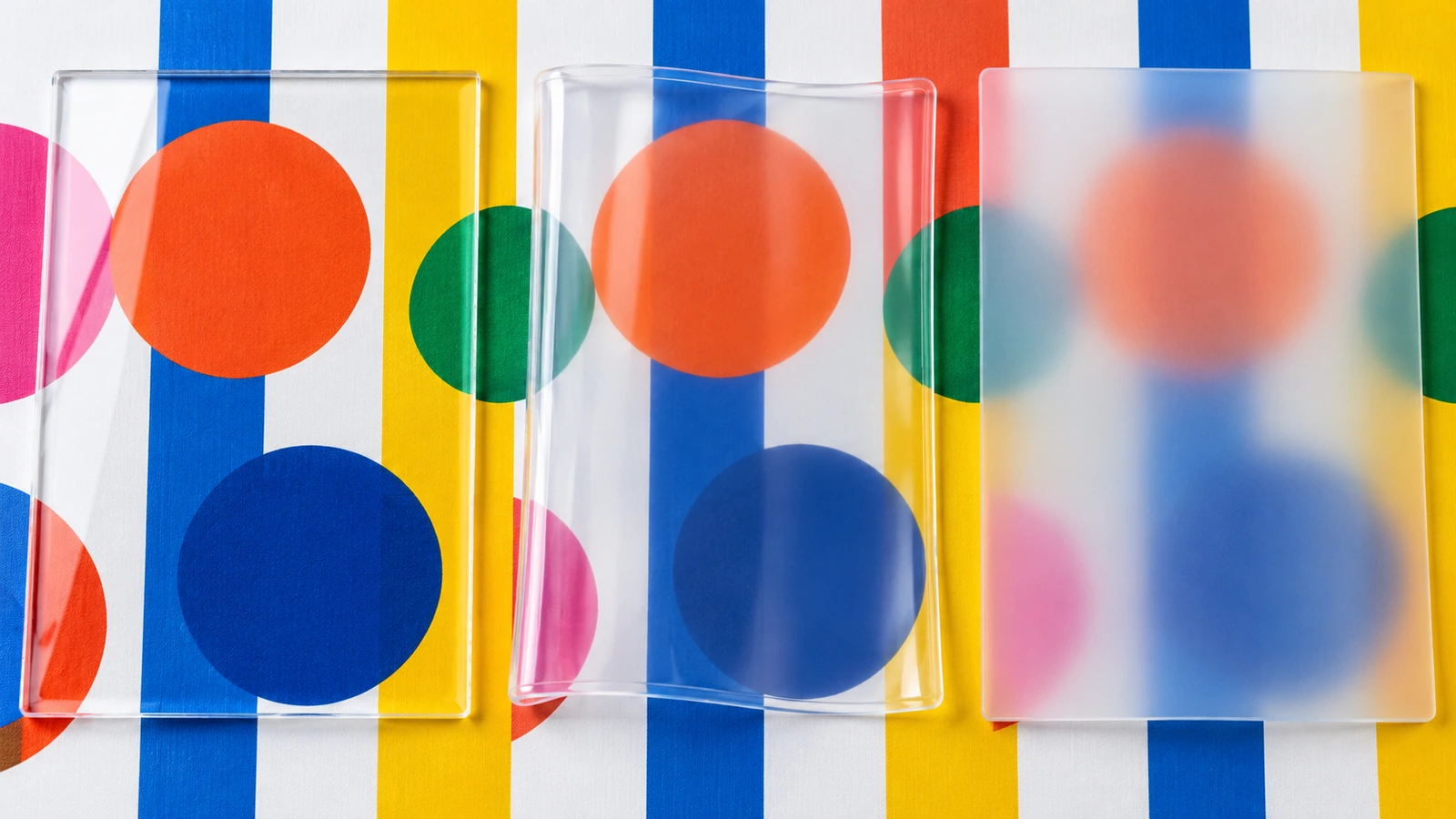 Trois échantillons de films placés côte à côte : PVC transparent comme le verre, TPU souple et transparent, EVA dépoli et translucide, sur un même fond à motifs