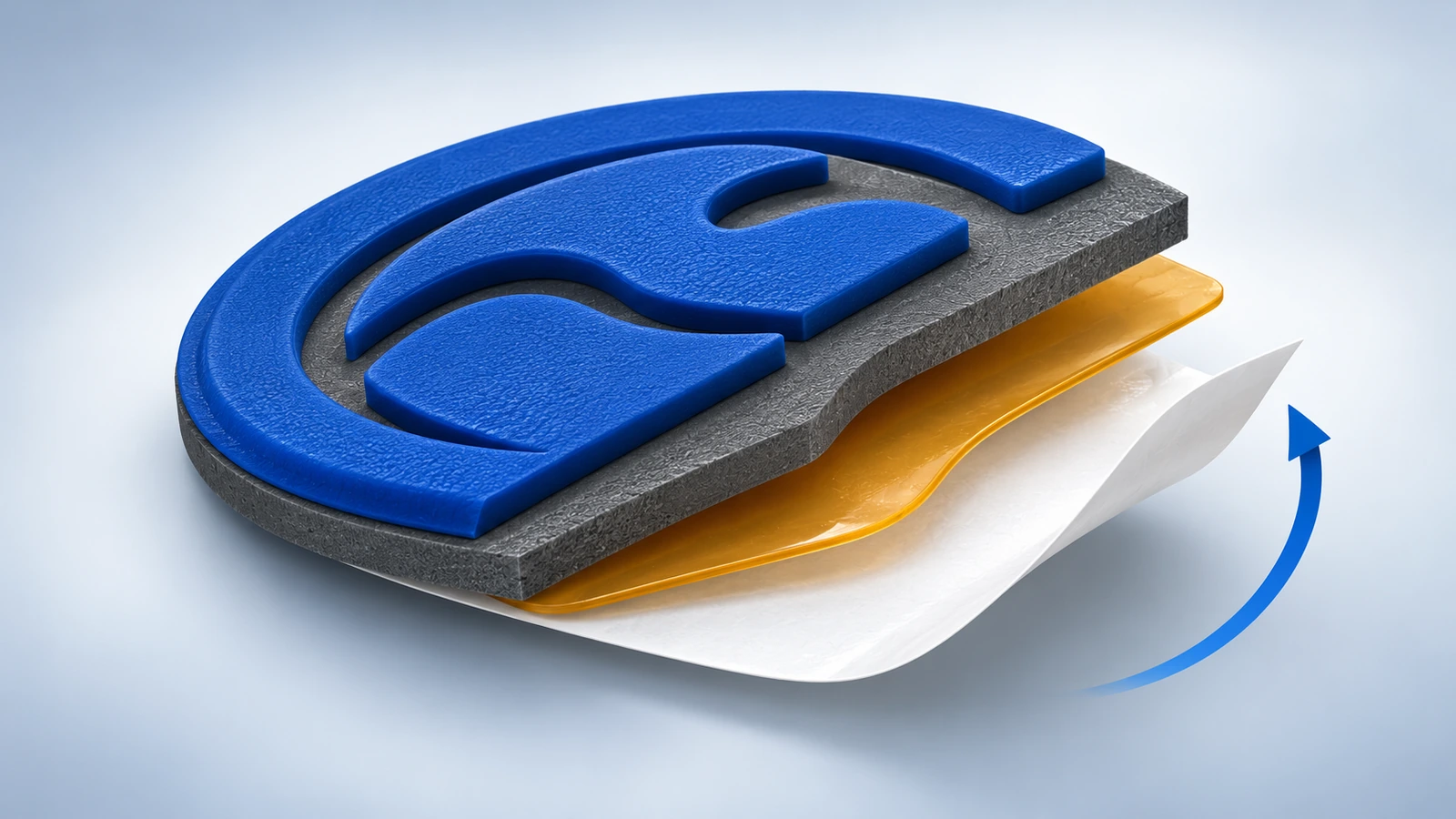 Coupe transversale d'un patch en caoutchouc PVC souple montrant la couche de logo en relief, la base, la couche adhésive et le liner de protection en cours de décollement