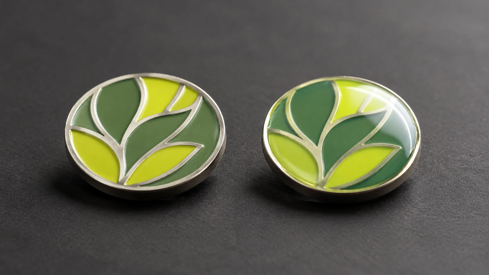 Vue latérale macro de deux pins en émail souple, l'un avec des lignes de métal en relief texturées, l'autre scellé sous un dôme brillant en époxy transparent