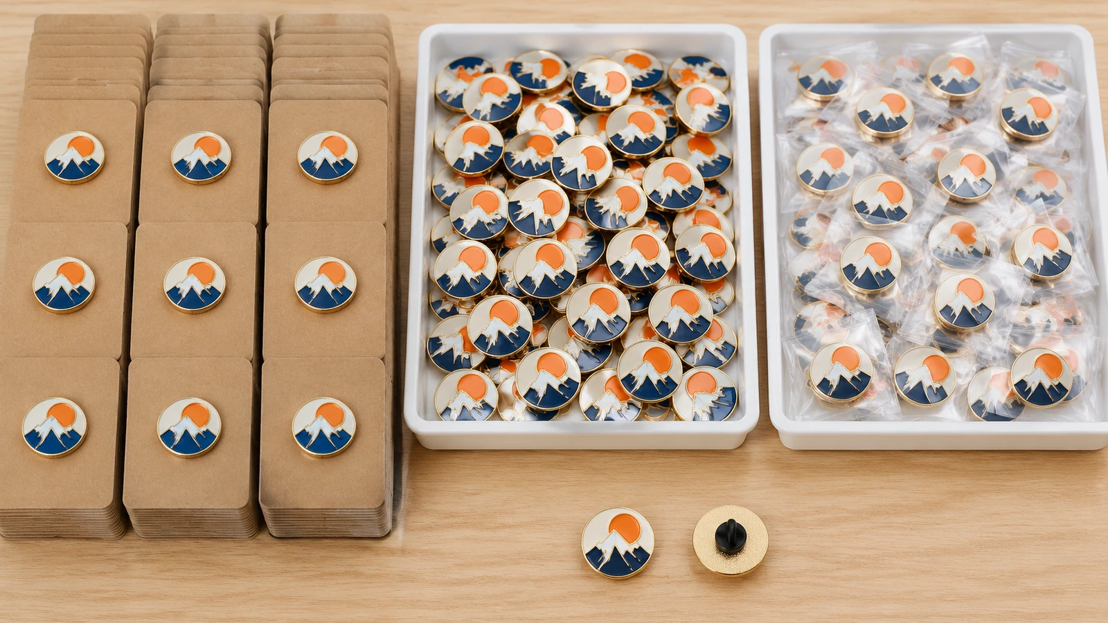 Vue du dessus de pins en émail souple sur des cartes support vierges, triés en piles et en plateaux bien rangés pour la distribution lors d'un événement