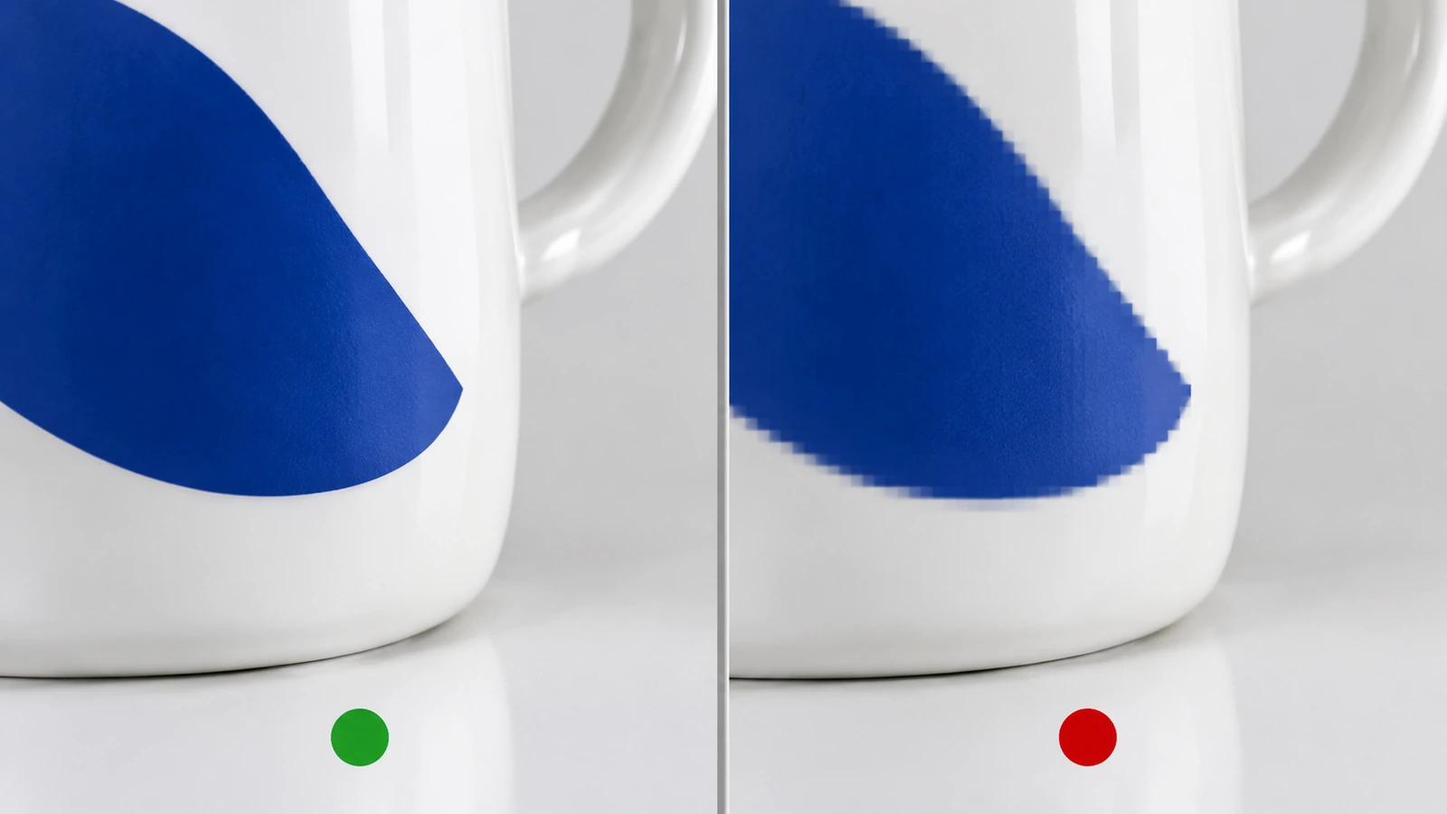 Gros plan côte à côte du bord net d'un logo vectoriel et du bord pixellisé d'un logo matriciel sur un mug en céramique émaillée blanche