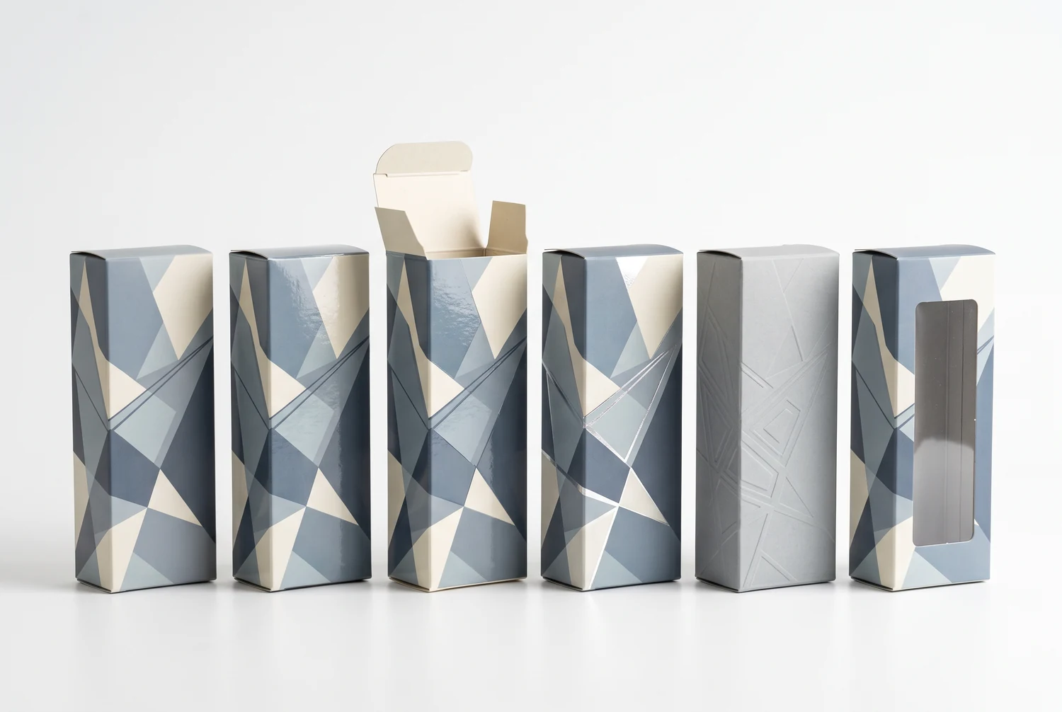 Six cartons pliants à motif géométrique, avec différentes configurations de rabats à languette ouverts et fermés