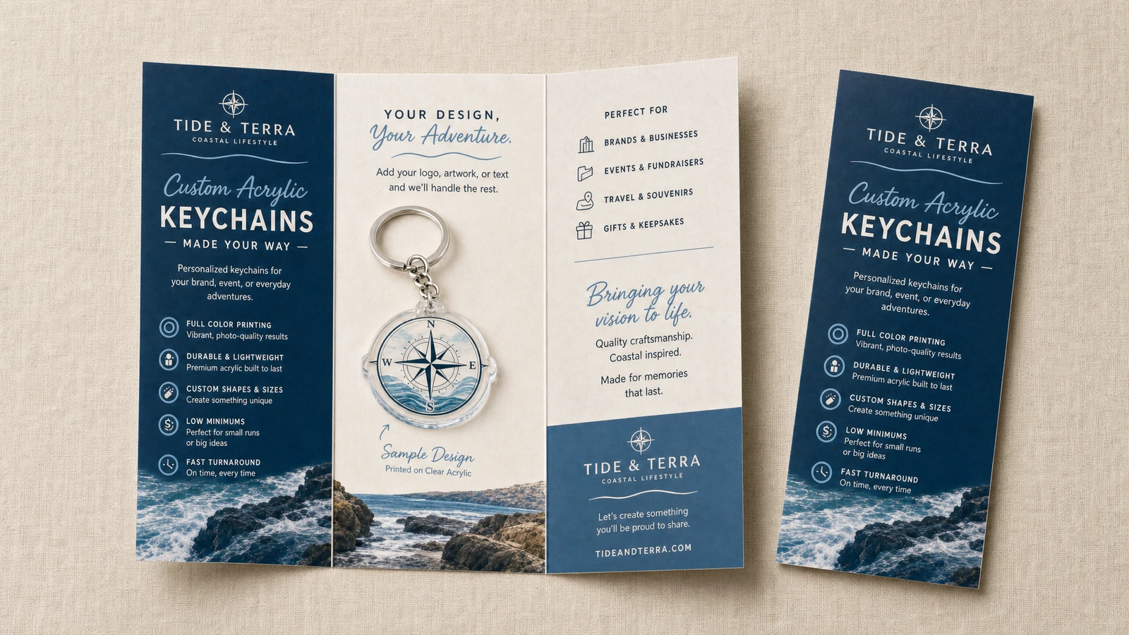 Brochures promotionnelles de porte-clés en acrylique Brochures ouvertes et pliées, bleu et crème, présentant une illustration de porte-clés boussole et des images côtières