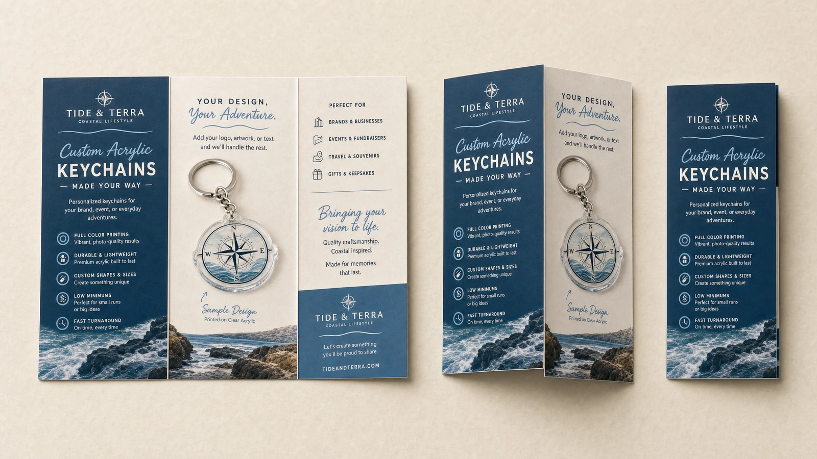 Vues de pliage de la brochure de porte-clés Brochures promotionnelles présentées ouvertes, partiellement pliées et fermées, avec le visuel de porte-clés boussole