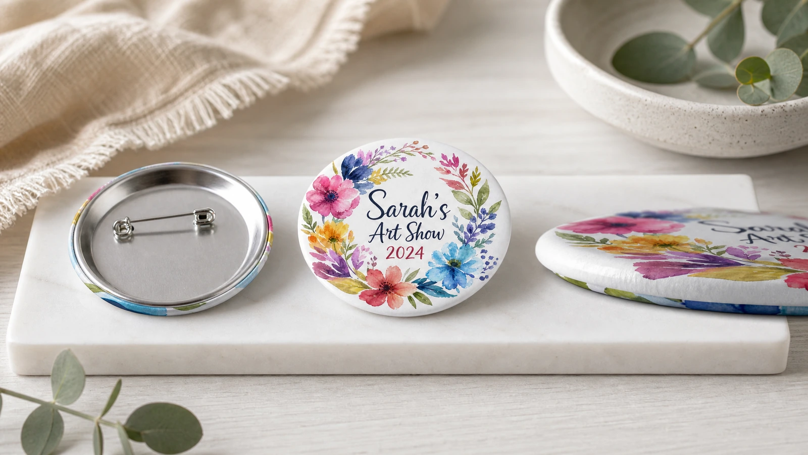 Badges à épingle personnalisés triés par motif, emballés pour expédition et documentés pour une nouvelle commande