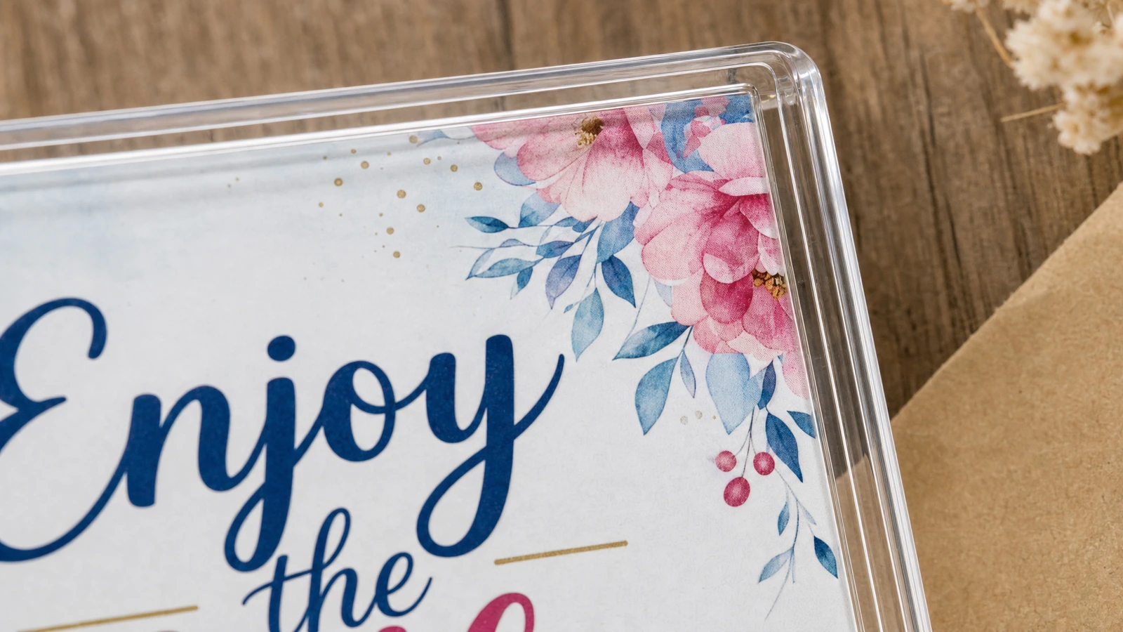 Gros plan sur un coin de cadre acrylique transparent autour d'une impression de citation florale