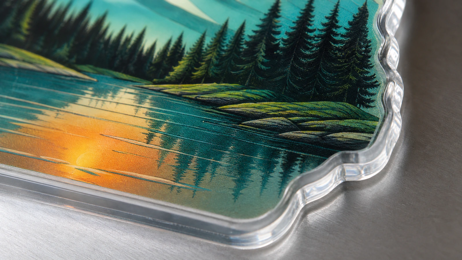 Gros plan d'une illustration de lac et de forêt à l'intérieur d'un bord en acrylique transparent