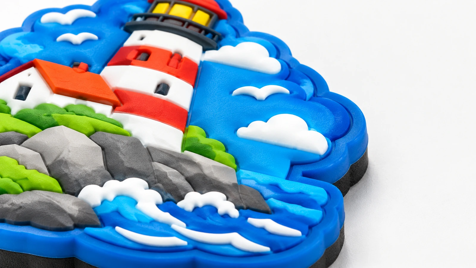 Gros plan d'un phare en relief, de rochers, de vagues et de nuages sur un aimant bleu