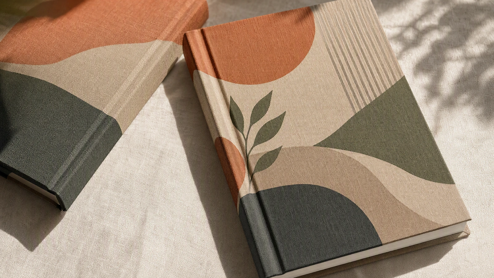 Cahiers rigides à motifs illustratifs sur une surface textile claire