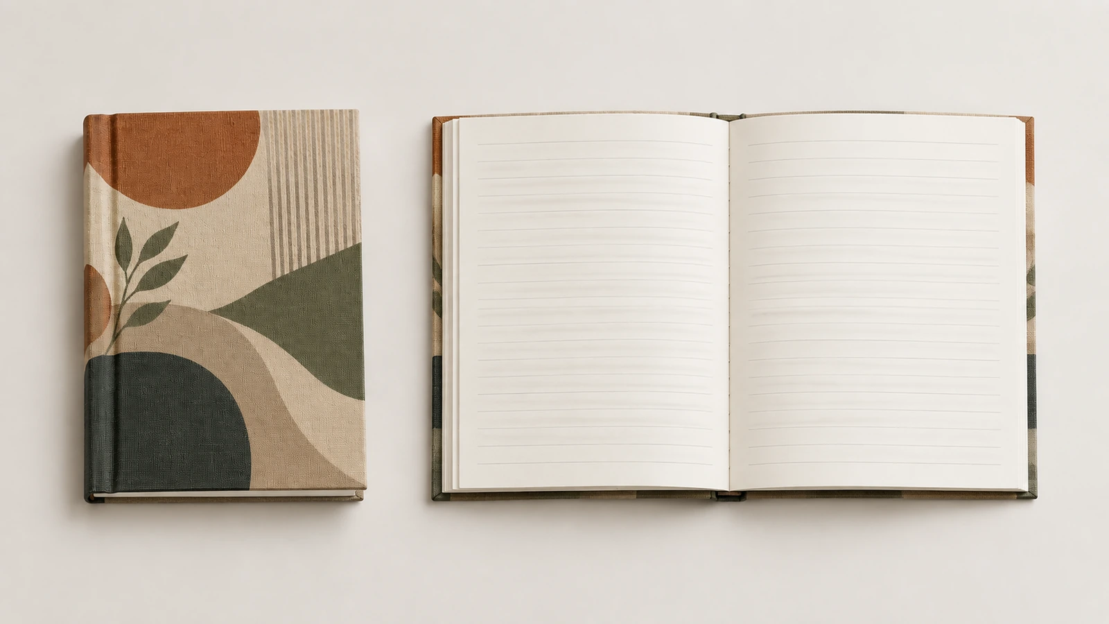 Cahier à motifs fermé et illustratif, à côté d’un cahier ligné ouvert sur une surface claire