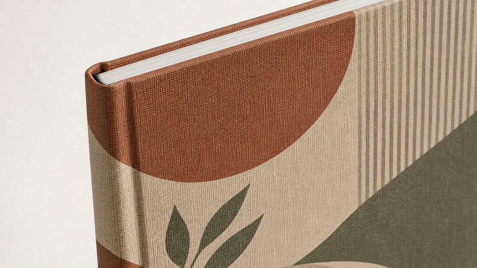 Gros plan illustratif d’une couverture rigide tissée à motifs, du dos et du bloc de feuillets