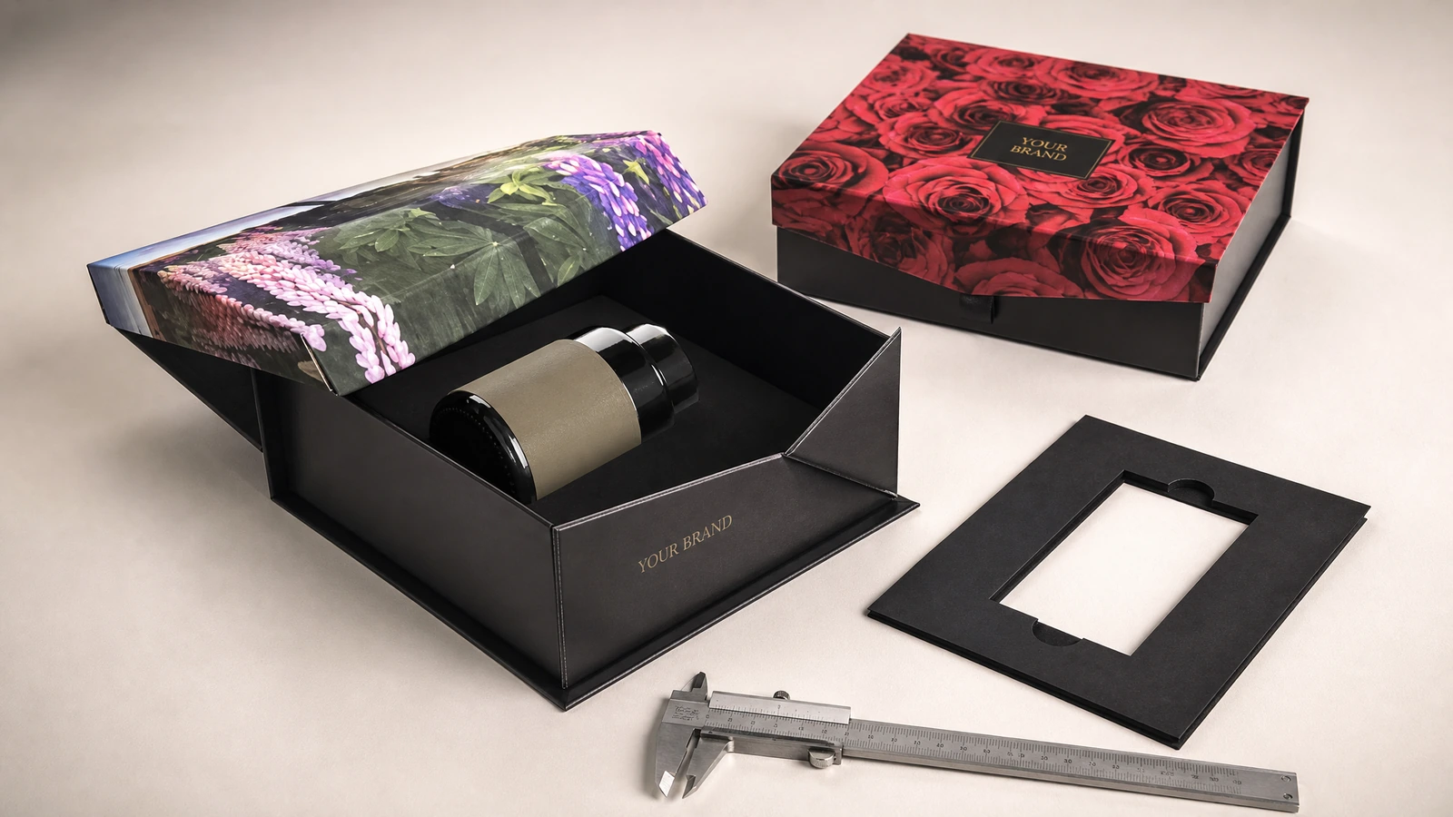 Illustrations de coffrets cadeaux à tiroir à motifs floraux, dont un plateau ouvert avec un insert pour bouteille