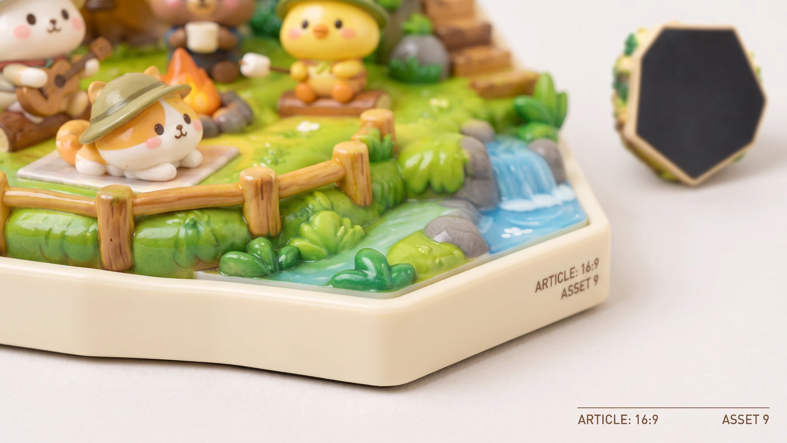 Détails du relief et du dos de l'aimant sur le thème du camping Gros plan de personnages de camping sculptés, d'une clôture et d'un ruisseau, à côté d'une vue du dos noir