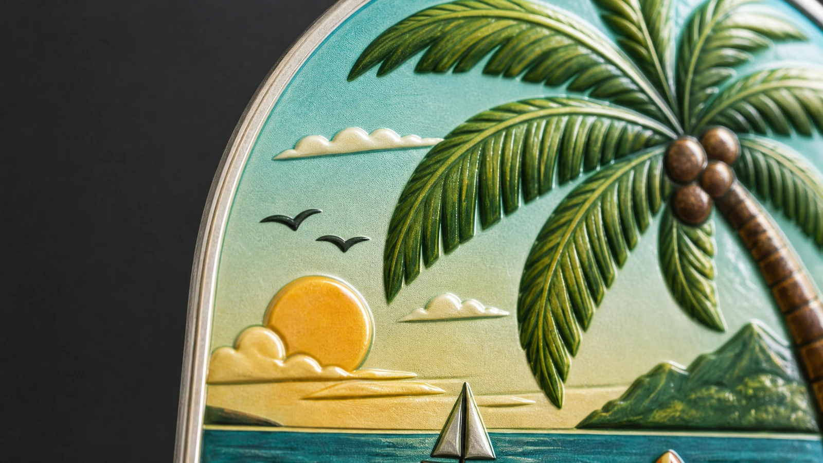 Gros plan illustratif de détails en relief représentant un palmier, un soleil et l’océan sur un aimant à bord métallique