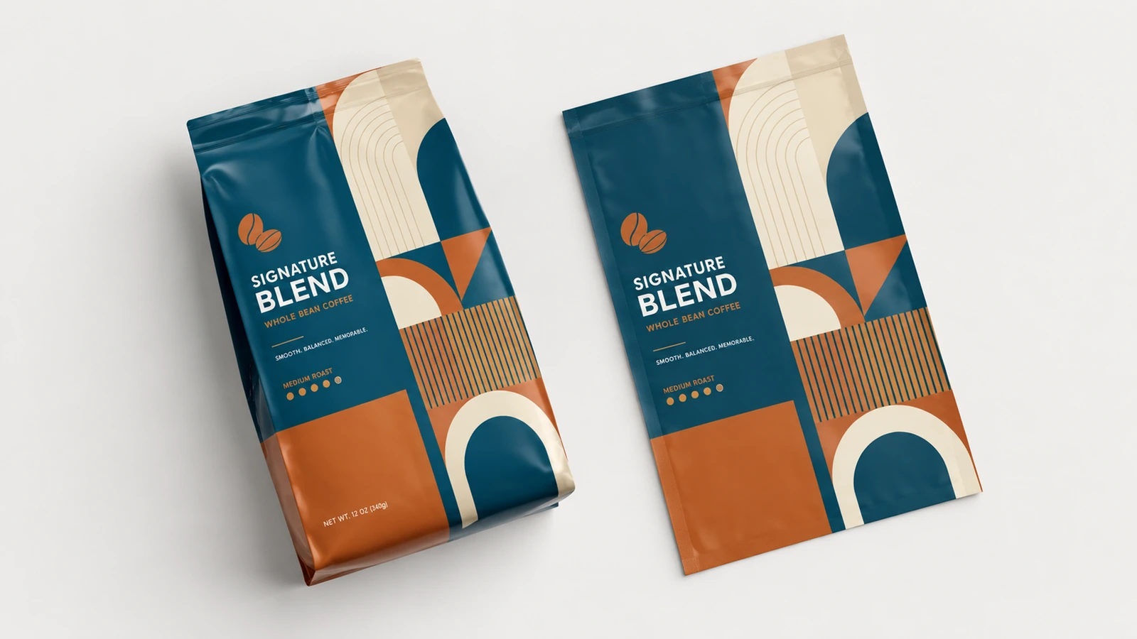 Deux échantillons de sachets à café aux graphismes turquoise, orange et crème assortis