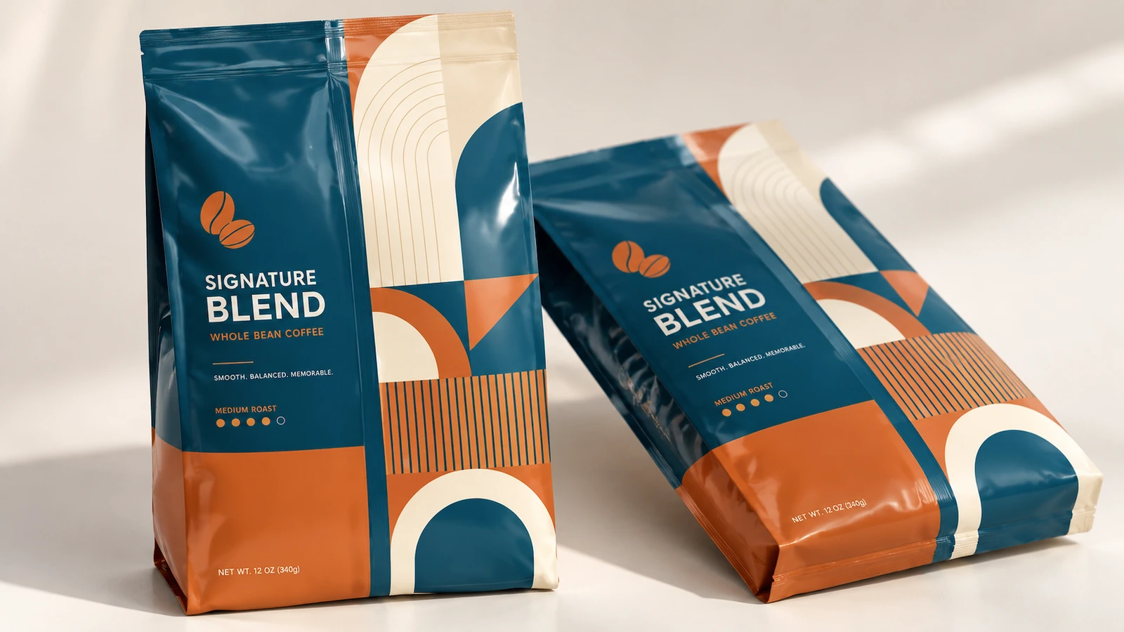 Un sachet à café debout et un sachet couché, aux graphismes turquoise et orange