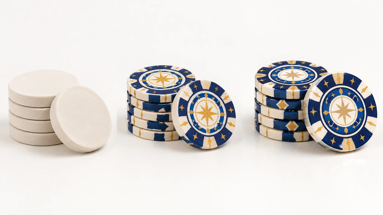 Disques unis pâles à côté de piles de disques à motif d'étoile bleus et dorés