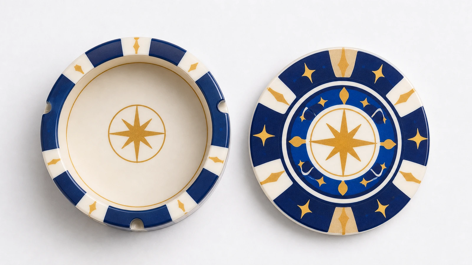 Coupelle ronde encastrée bleue, blanche et dorée à rebord encoché, à côté d'un disque décoré assorti