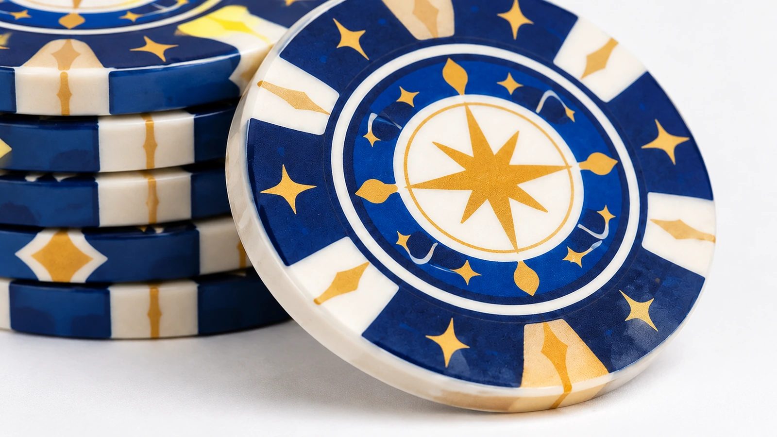 Gros plan du motif d'étoile bleu et doré sur des disques décorés et une pile aux motifs de tranche assortis