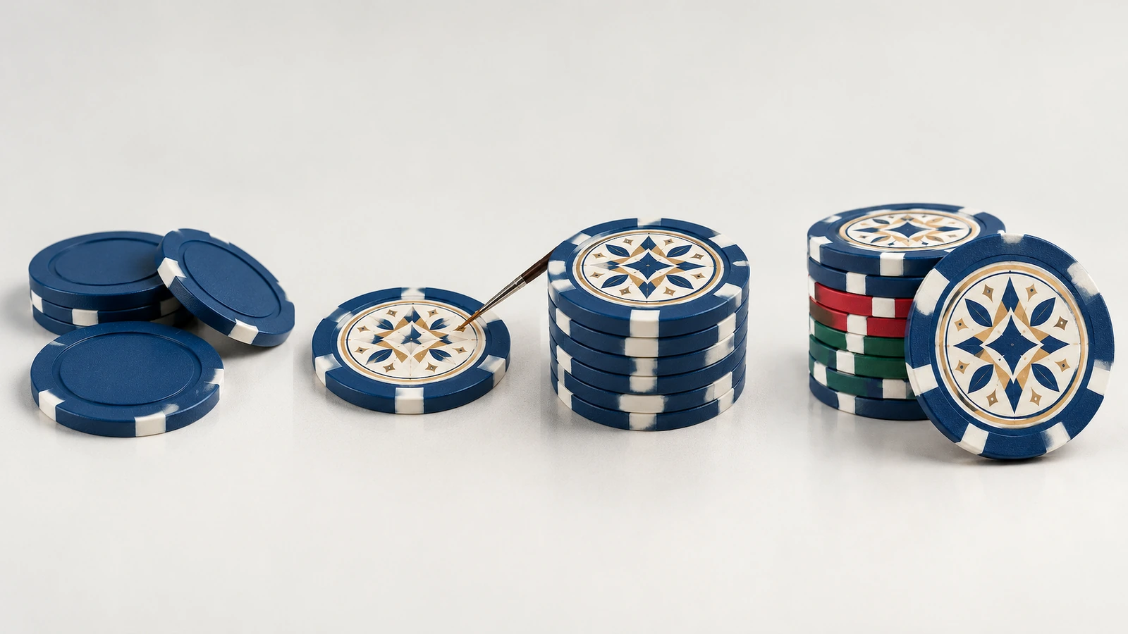 Jetons de poker unis et décorés Jetons bleus unis à côté de jetons à motifs géométriques et de piles multicolores