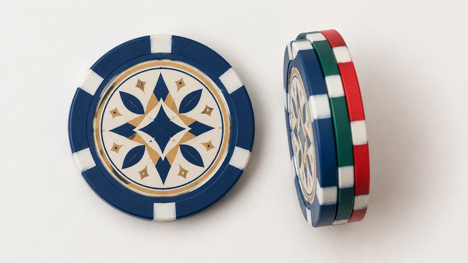 Vues de face et de tranche de jetons de poker Jetons de poker à motifs géométriques vus de face et de tranche, avec des couleurs de tranche bleue, verte et rouge