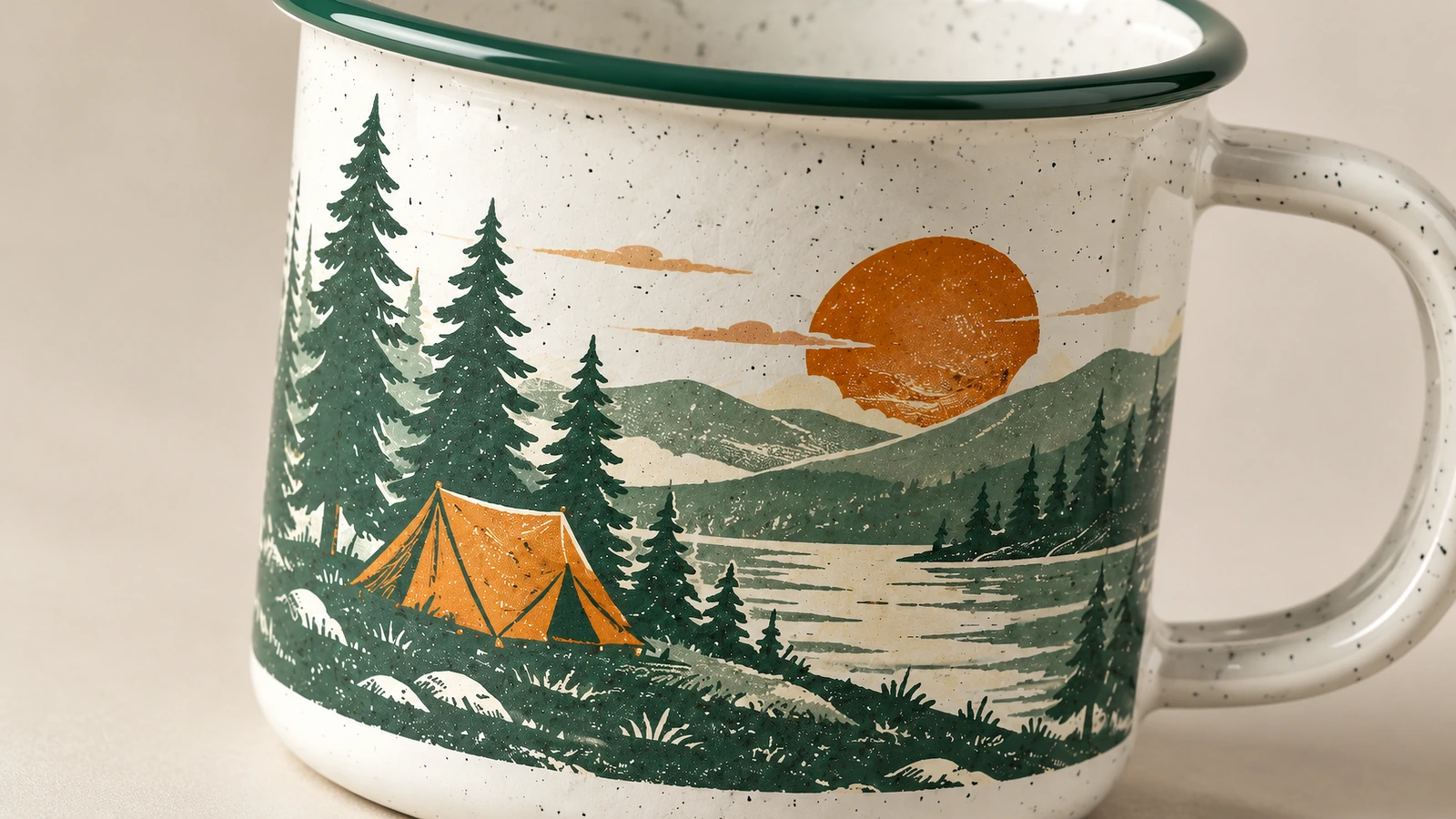 Gros plan d'une scène de camping, bord vert et anse de tasse tachetée