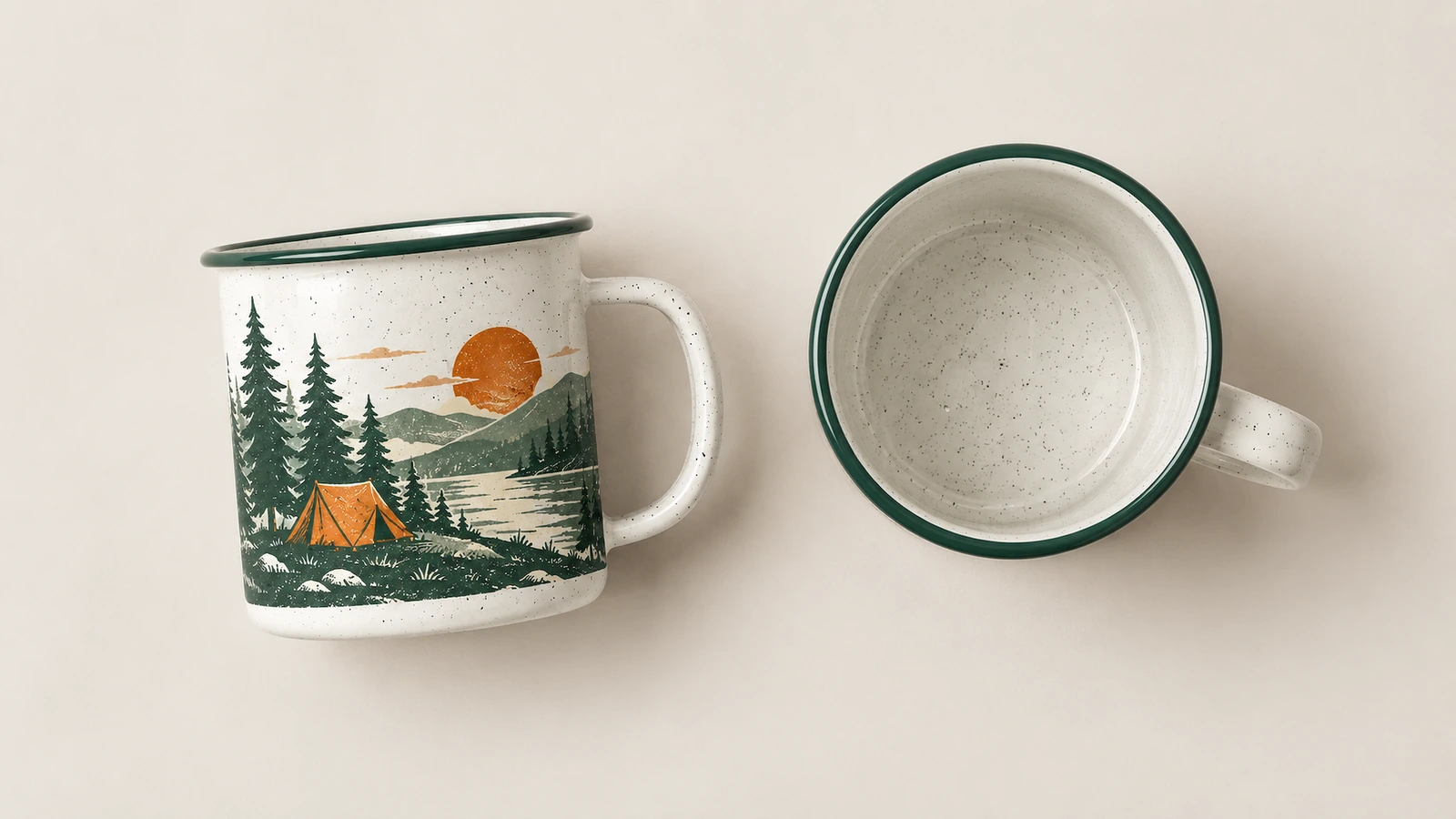 Deux tasses émaillées au motif camping montrant un côté décoré et un intérieur uni tacheté