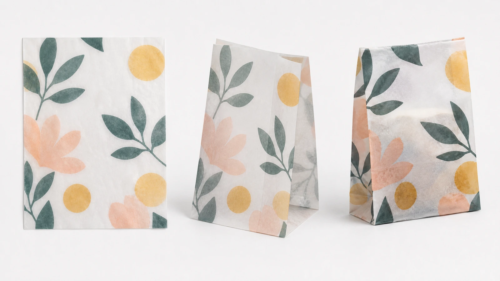Trois sacs en papier imprimés de motifs floraux, présentés debout sous différents angles