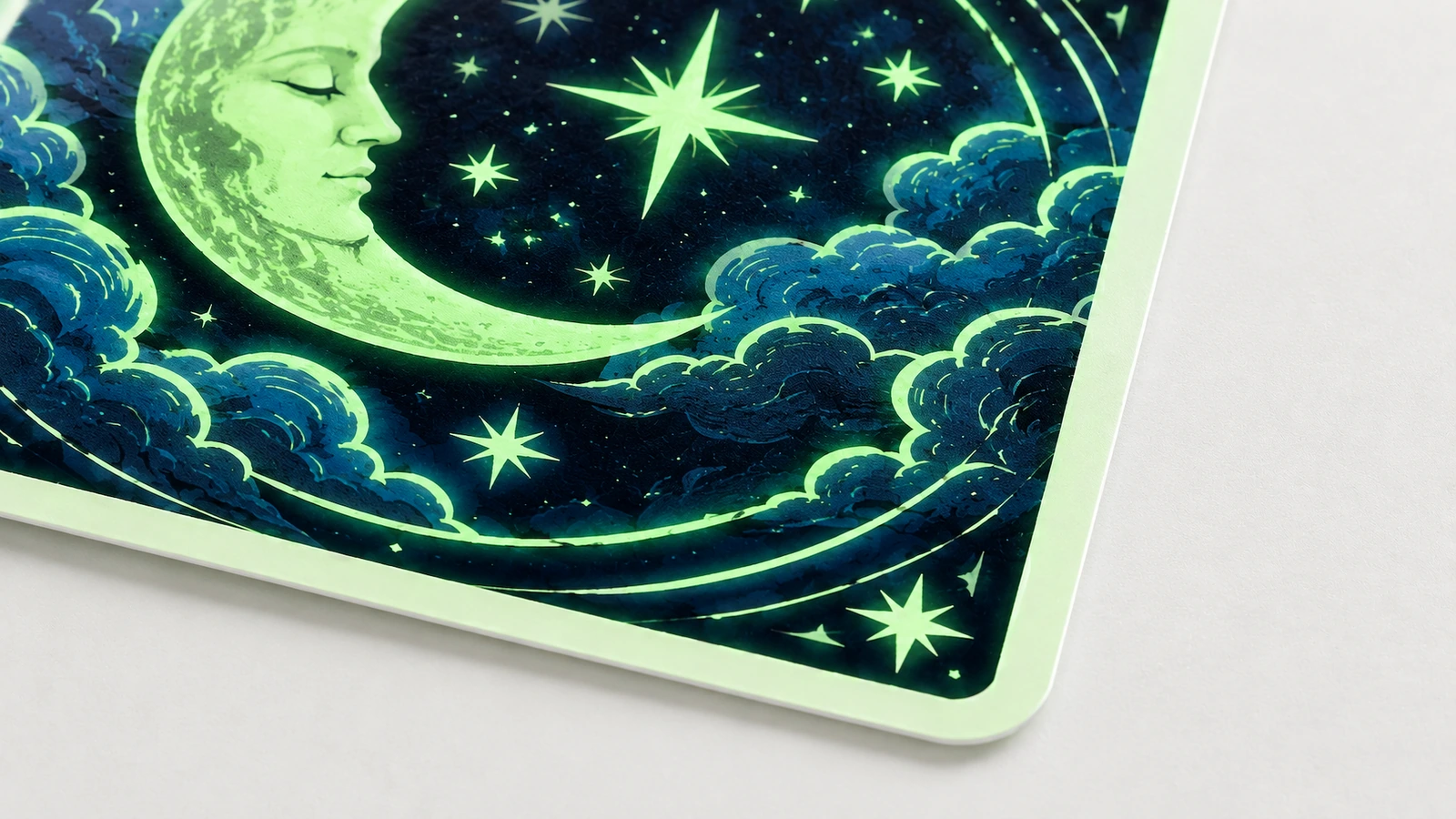 Gros plan d'un croissant de lune vert, d'étoiles et de nuages sur un autocollant carré aux coins arrondis