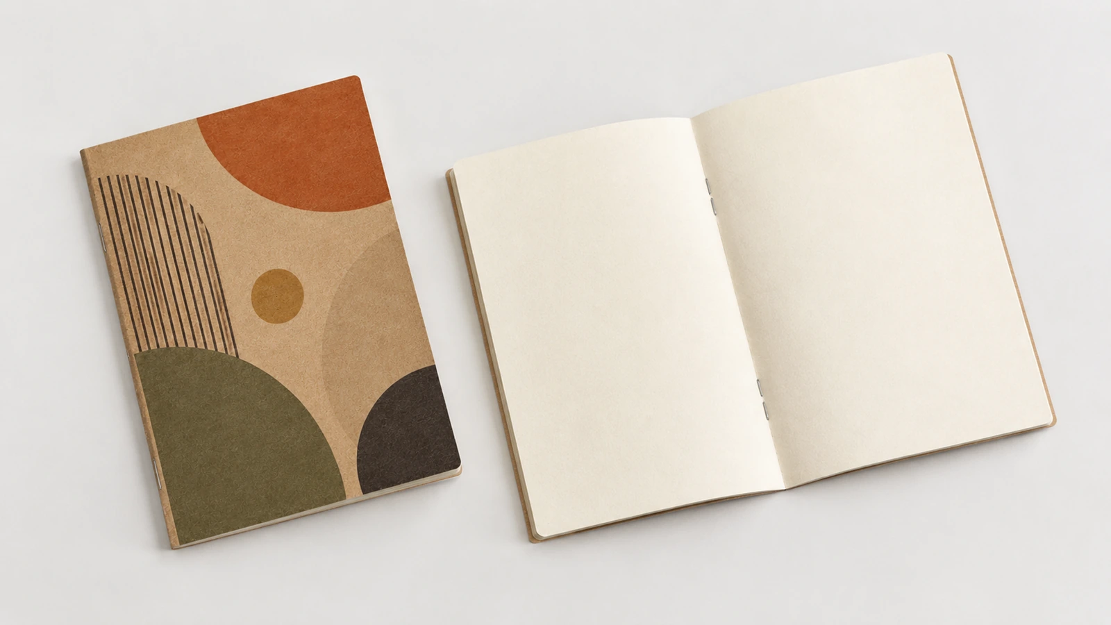 Carnet kraft fermé à motif géométrique à titre illustratif, à côté d'un carnet blanc ouvert