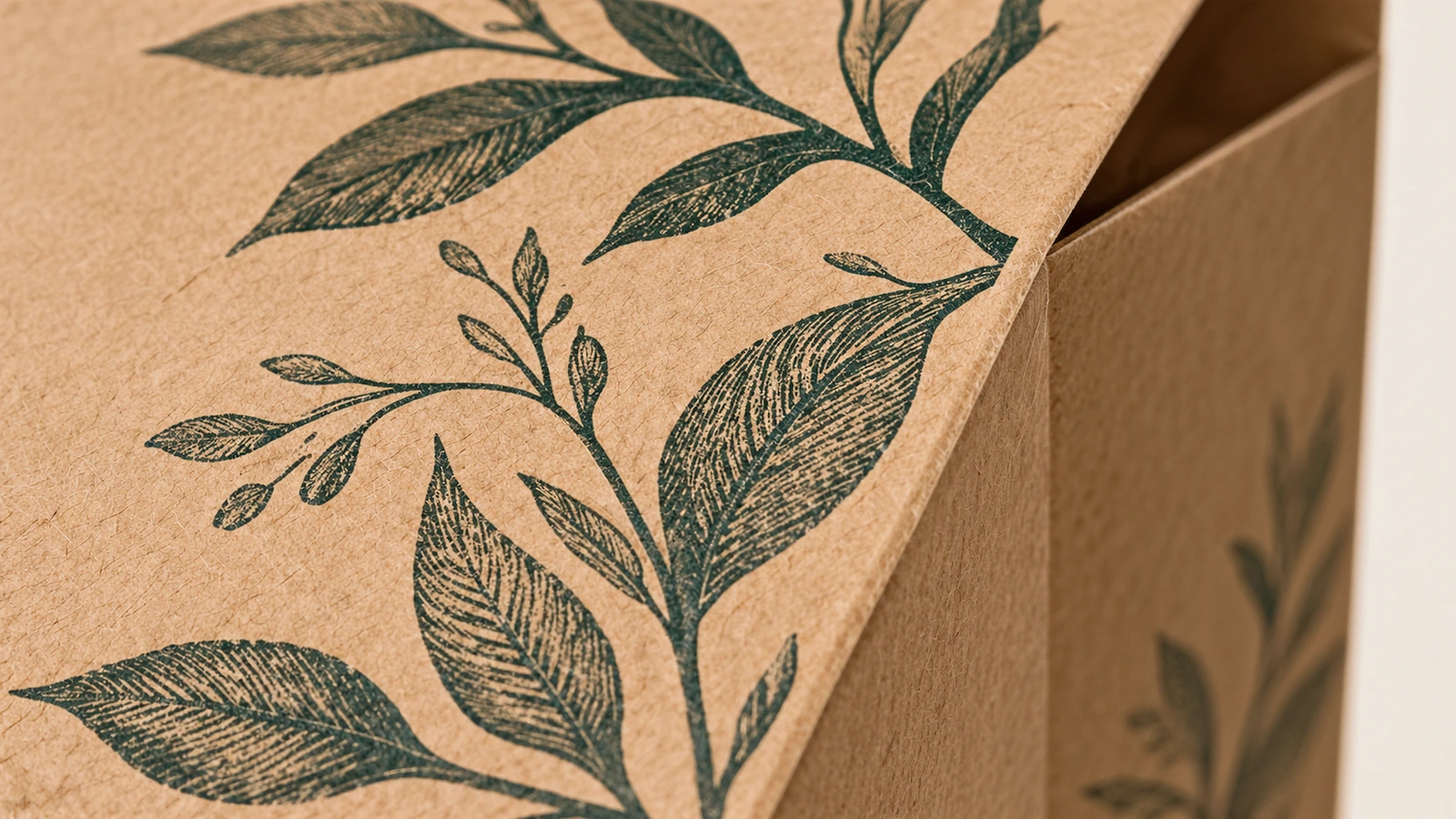 Gros plan de l'impression de feuilles vertes sur le coin d'un sac en papier brun