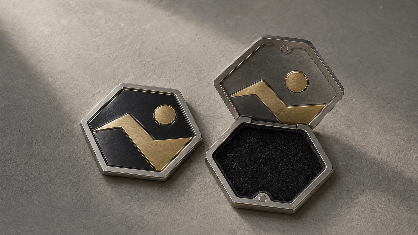 Face d'emblème hexagonale et composants hexagonaux assortis disposés sur une surface grise