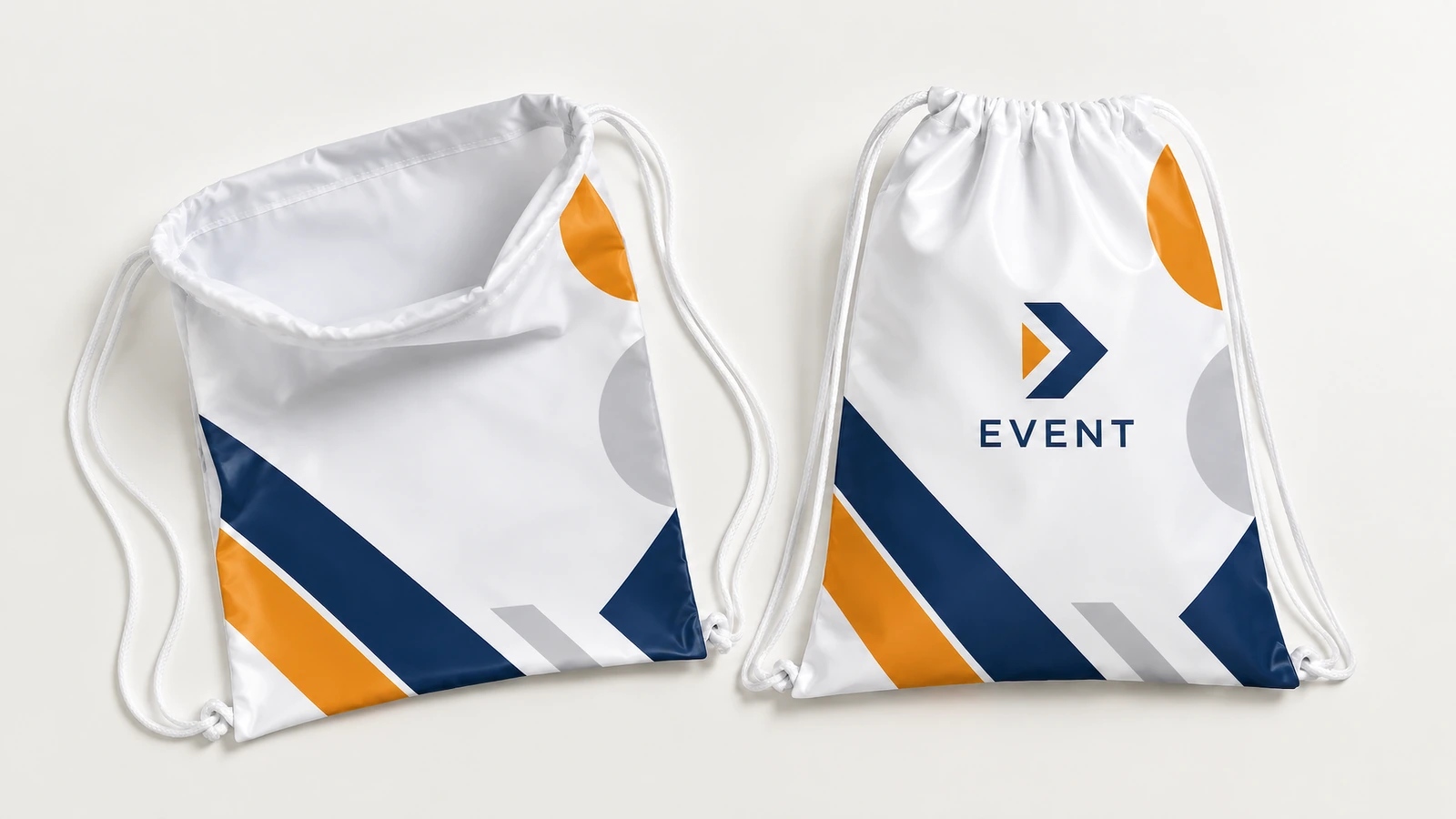 Sacs à cordon coulissant blancs ouverts et fermés, avec des graphismes assortis bleus et orange