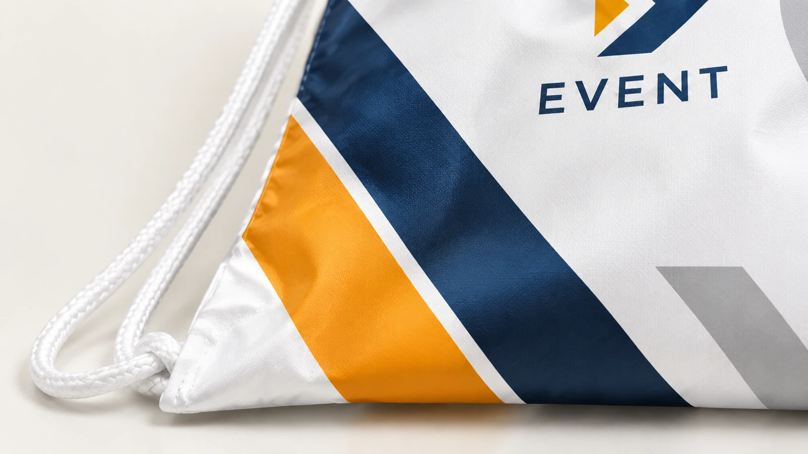 Gros plan sur le cordon blanc, la fixation d'angle et la surface imprimée bleu-orange du sac