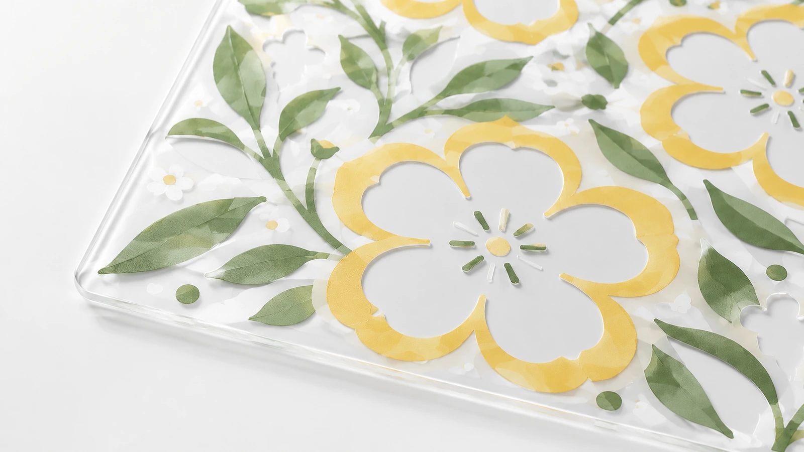 Gros plan d'un motif floral jaune et vert sur une feuille transparente