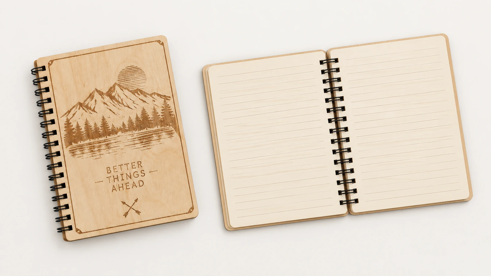 Carnet en contreplaqué fermé à motif montagne, à côté d’un carnet ouvert avec des pages lignées
