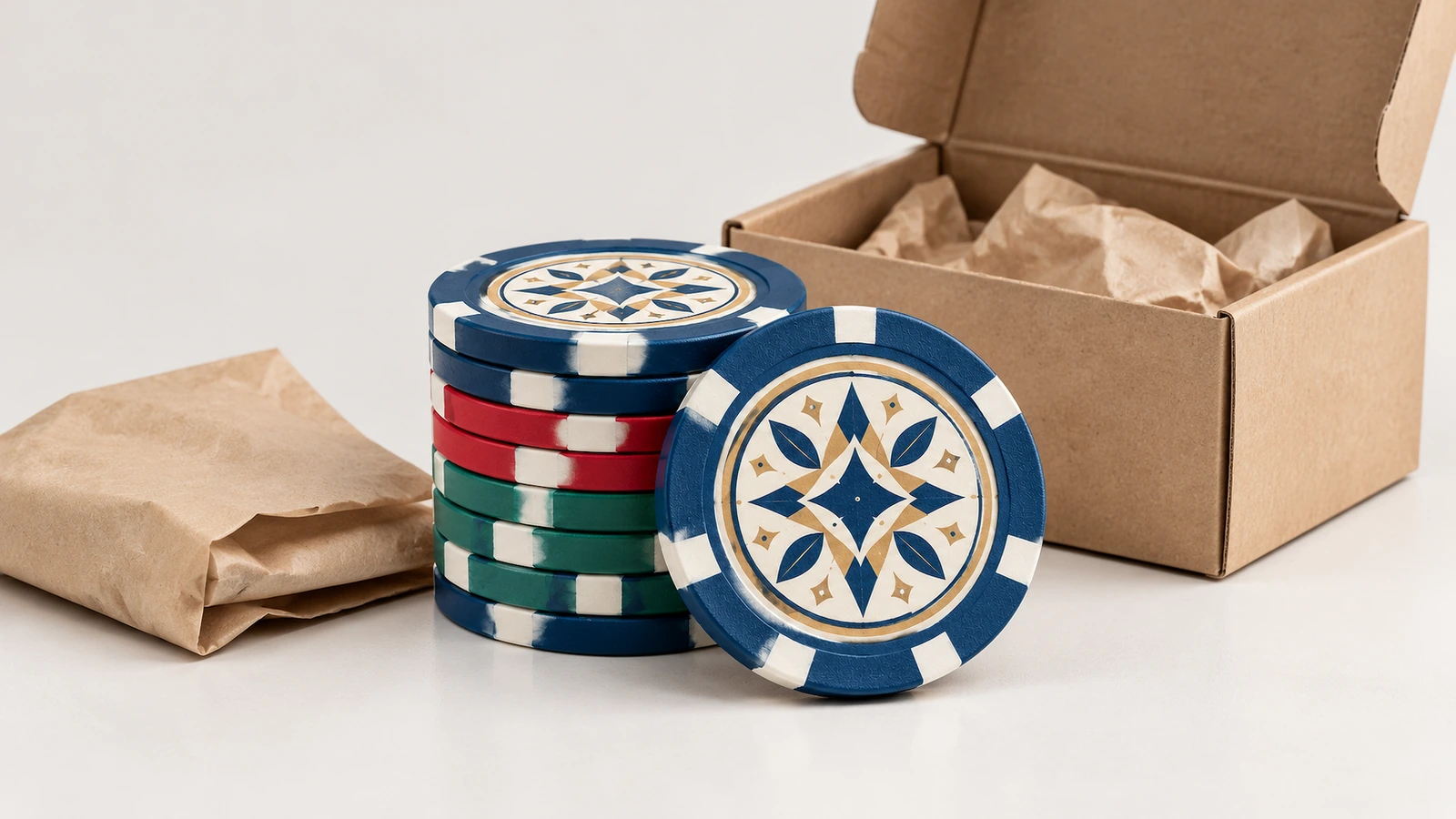 Jetons de poker et matériaux d'emballage Pile de jetons de poker multicolores à côté d'une boîte kraft ouverte et d'un article emballé dans du papier