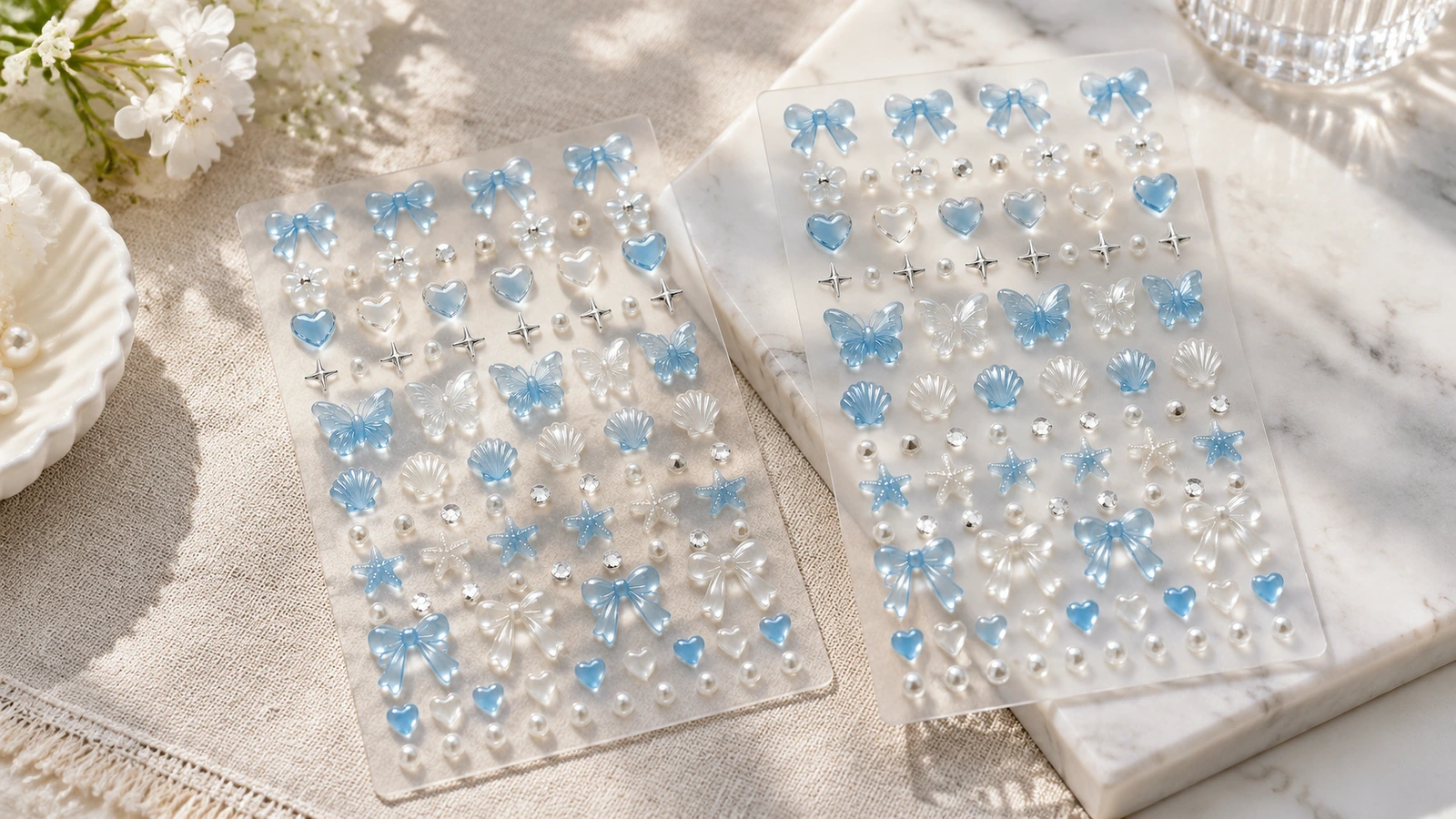 Deux feuilles de décorations en relief disposées sur du tissu à côté de fleurs