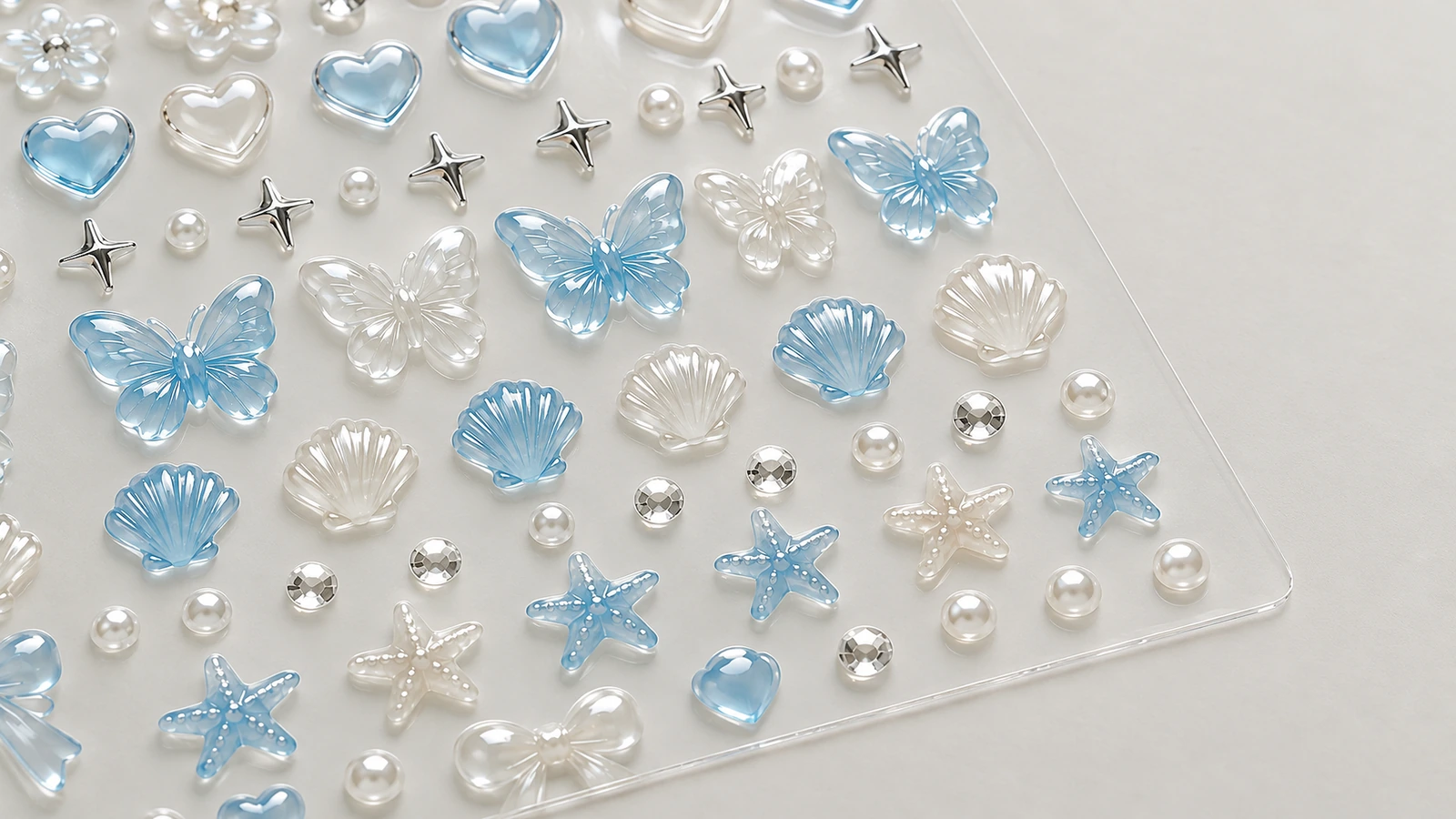 Gros plan de papillons bleus, de coquillages, de cœurs et de décorations en relief nacrées