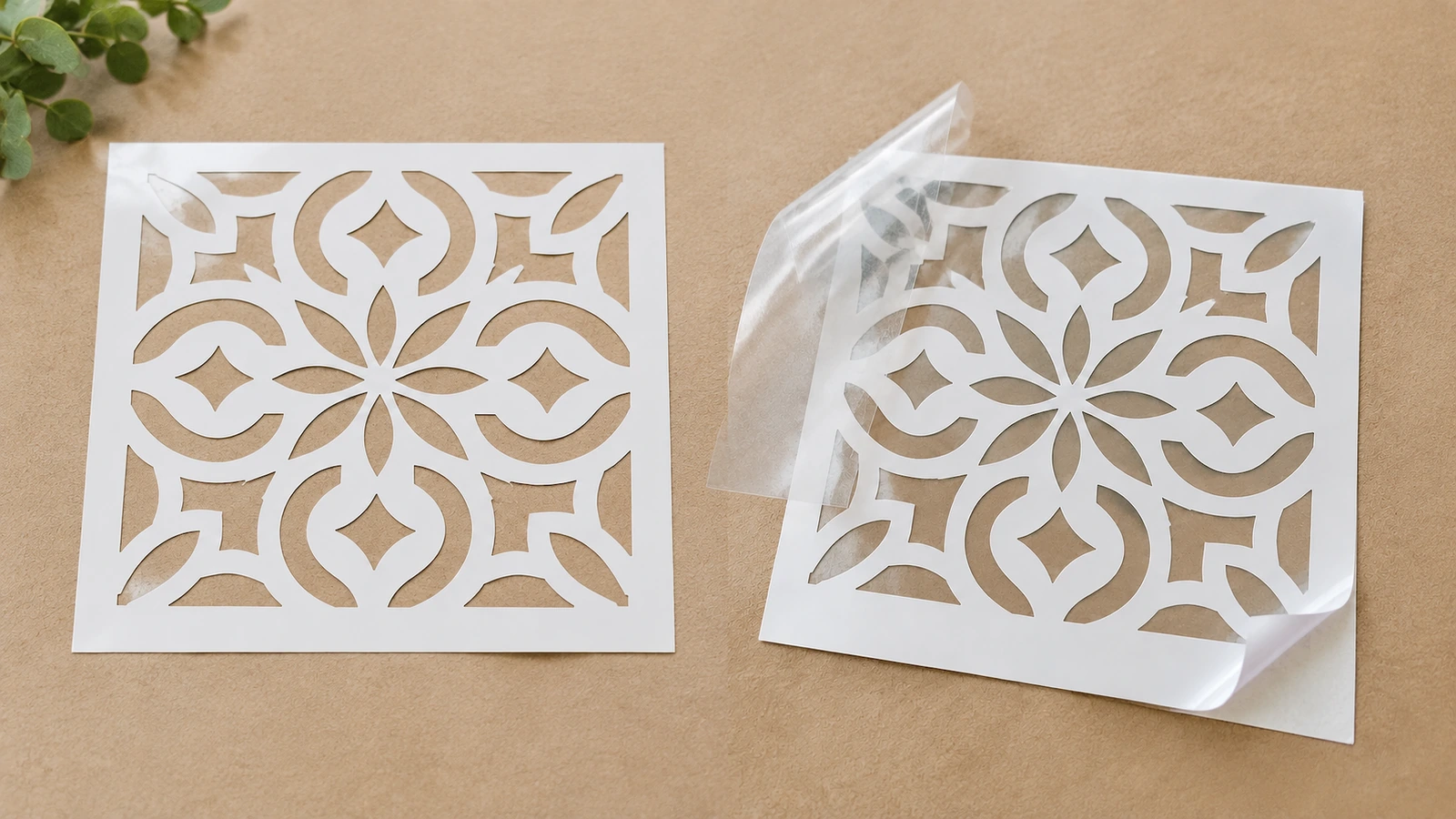 Deux feuilles de pochoir floral blanches, dont une avec une couche transparente partiellement soulevée