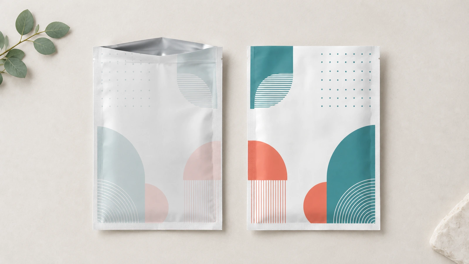 Vues de sachets plats ouverts Sachets plats ouverts avec des visuels géométriques bleu sarcelle et corail