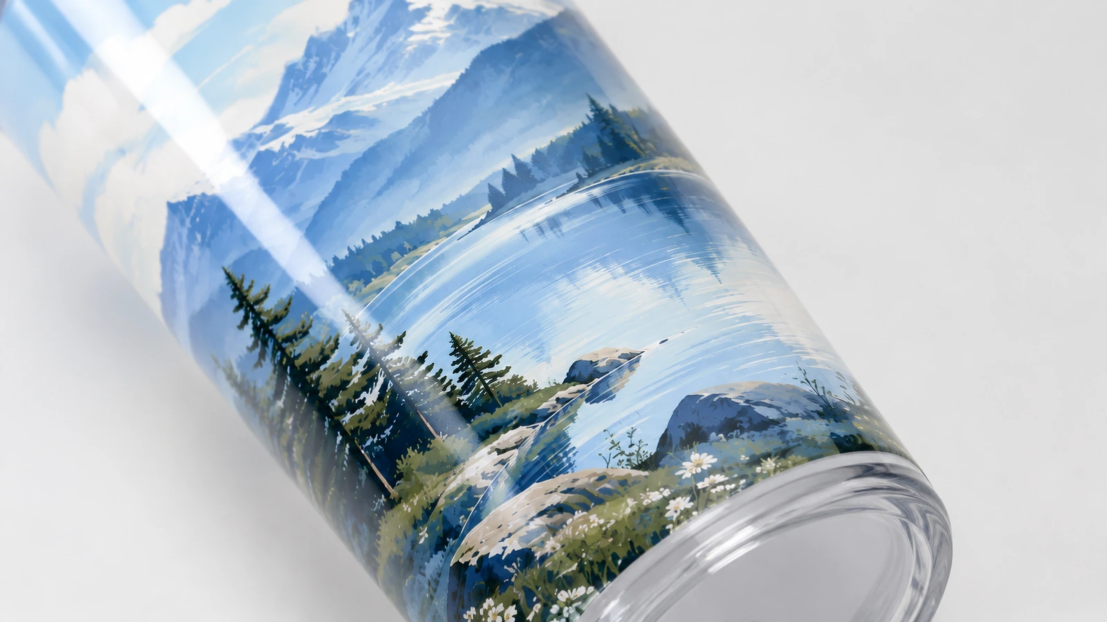 Gros plan d'une illustration de montagne et de lac sur un gobelet à paroi transparente