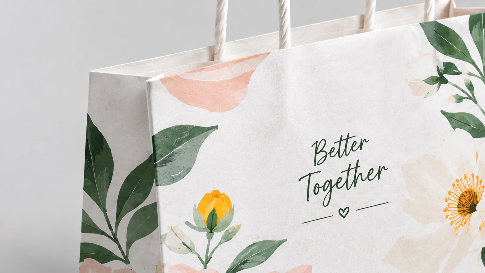 Gros plan de l’impression florale, du lettrage « Better Together » et des anses torsadées en papier